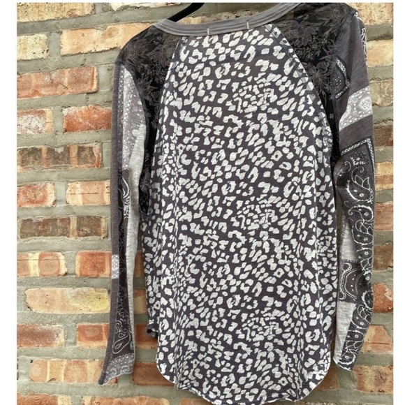 Free People Women's Gray Patterned V-Neck Cotton/ Poly Blend Top - Picture 4 of 4